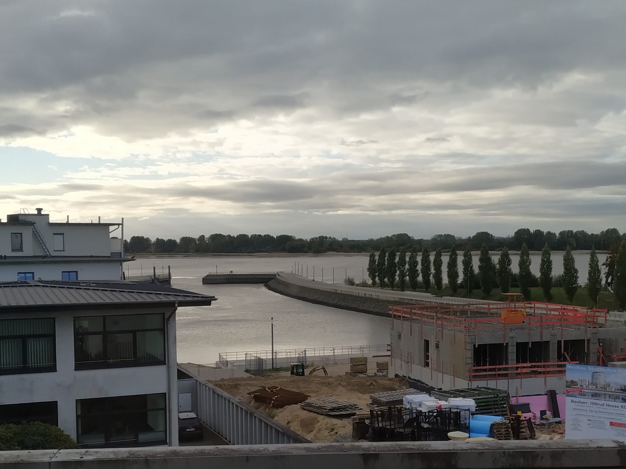 Ausblick aus dem Büro auf die Elbe