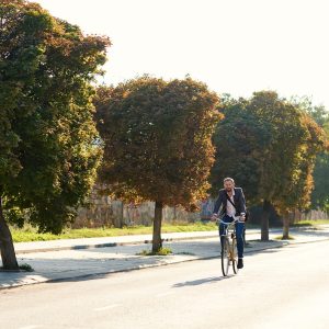 Pendler mit Fahrrad auf dem Weg zur Arbeit